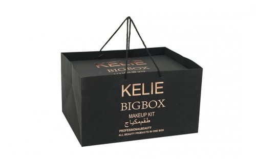 بوكس مكياج كبير فيه جميع المكياج الذي تحتاجها من ك...