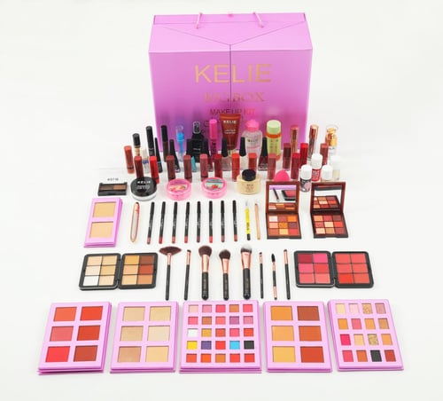 بوكس مكياج كبير فيه جميع المكياج الذي تحتاجها من ك...