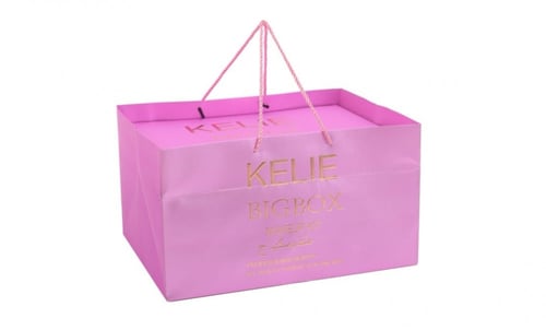 بوكس مكياج كبير فيه جميع المكياج الذي تحتاجها من ك...