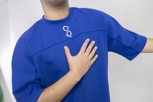 تيشرت أزرق بكتابة من خلف