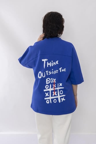 تيشرت أزرق بكتابة من خلف