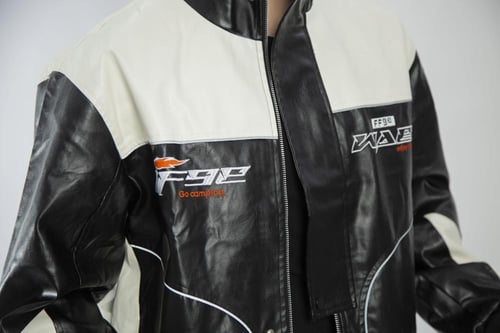 جاكيت بلونين مختلف اسود وبيج