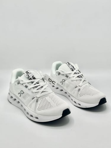 ON RUNNING Cloudsurfer