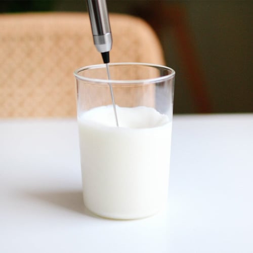 أداة خفق الحليب ومشروبات القهوة