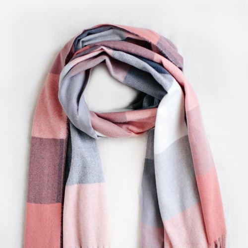 سكارف شتوي رمادي وردي