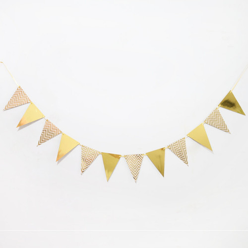 زينة العيد بلون ذهبي