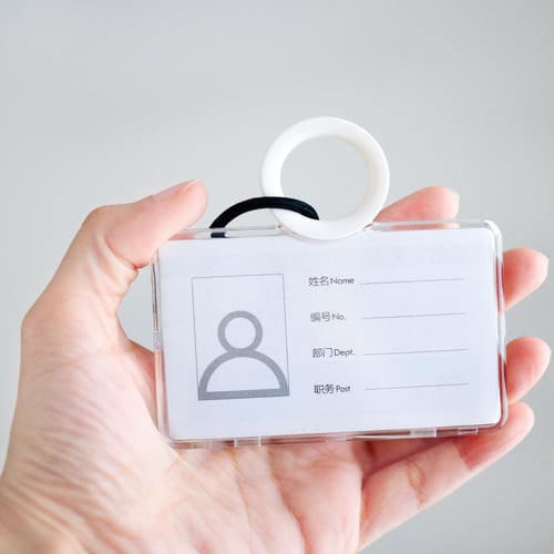 حامل البطاقة التعريفية للجامعة والدوام