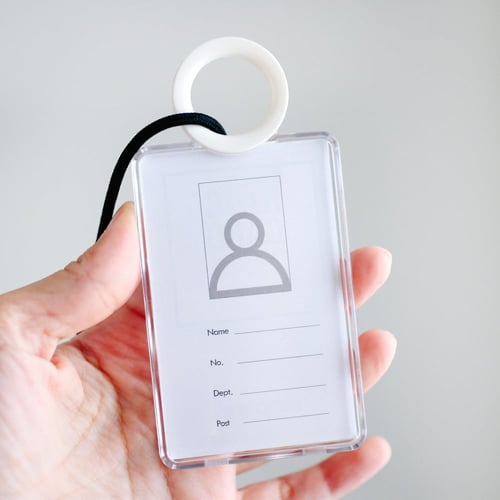 حامل البطاقة التعريفية للجامعة والدوام