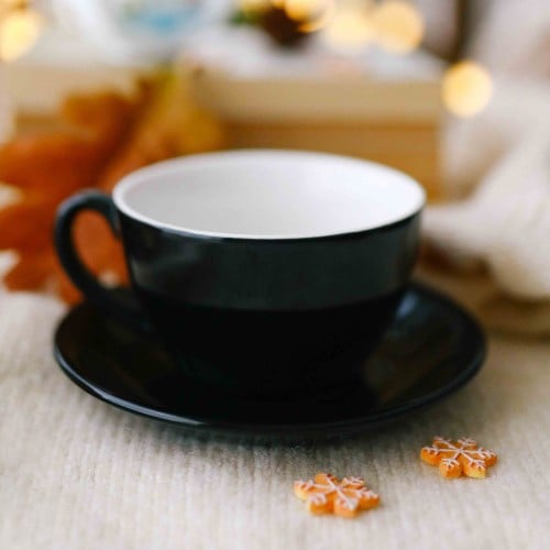 كوب لاتيه مع صحن