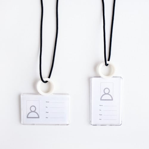 حامل البطاقة التعريفية للجامعة والدوام