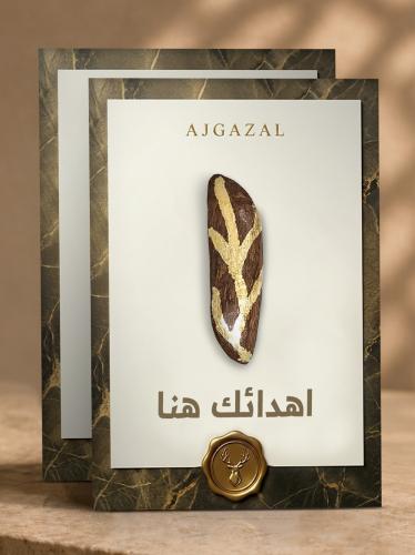 توزيعات عود بنقش ذهب على بطاقات