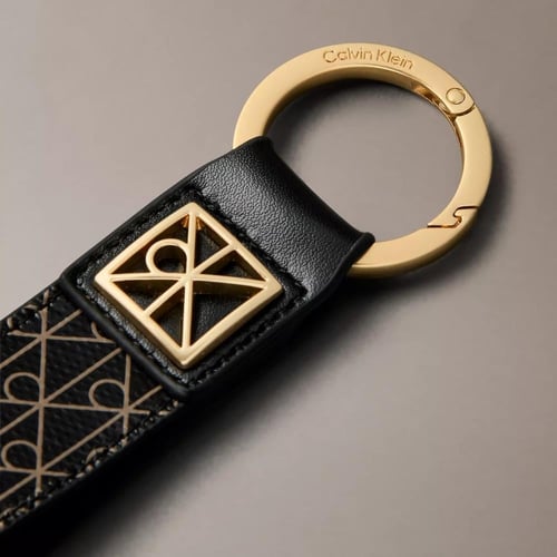ميدالية مفاتيح ماركة كالفن كلاين في علبة