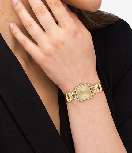 ساعة كوتش نسائية كاس ذهبي