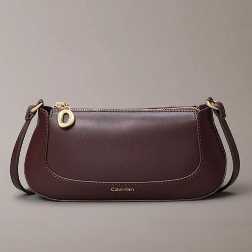 شنطة كروسبودي كالفن كلاين لون برغندي