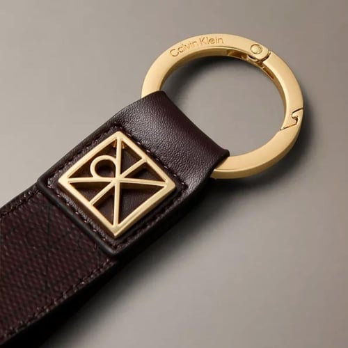 ميدالية مفاتيح ماركة كالفن كلاين في علبة