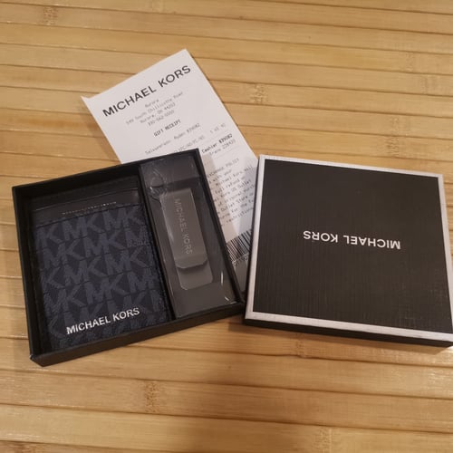 محفظة بطاقات مايكل كورس مع كليب معدني اسود