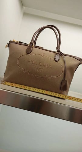 شنطة برادا اصلية كبيره شامل الملحقات