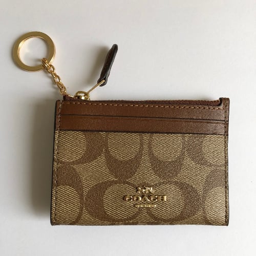 محفظة بطاقات كوتش صغيرة نحيفة في قماش التوقيع