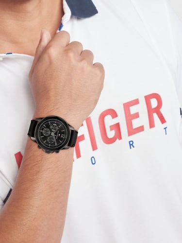 ساعة تومي هيلفيغر جلد أسود