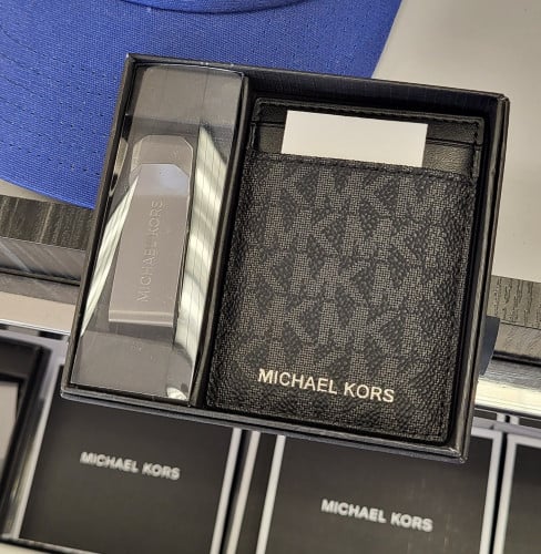 محفظة بطاقات مايكل كورس مع كليب معدني اسود