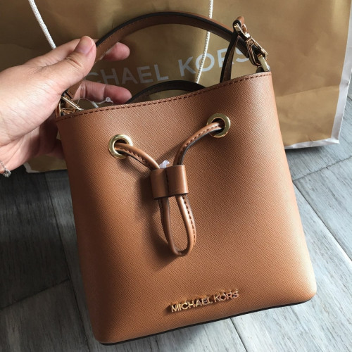 شنطة مايكل كورس كروس بودي ميني سافيانو باللون الجم...