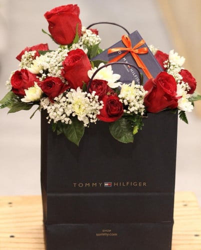 كيس تومي وسط - يلزم شراء احد منتجات تومي هيلفيغر