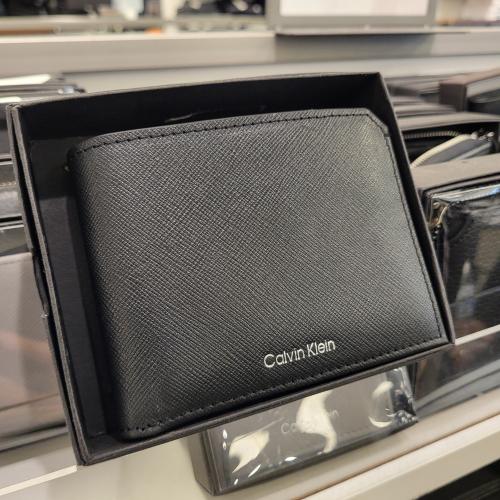 محفظة كالفن كلاين مع محفظة بطاقات شفافه في بوكس