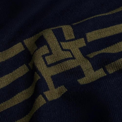 شال ماركة تومي هيلفيغر