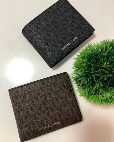 محفظة مايكل كورس مطبوعة بشعار Cooper مع حامل بطاقا...