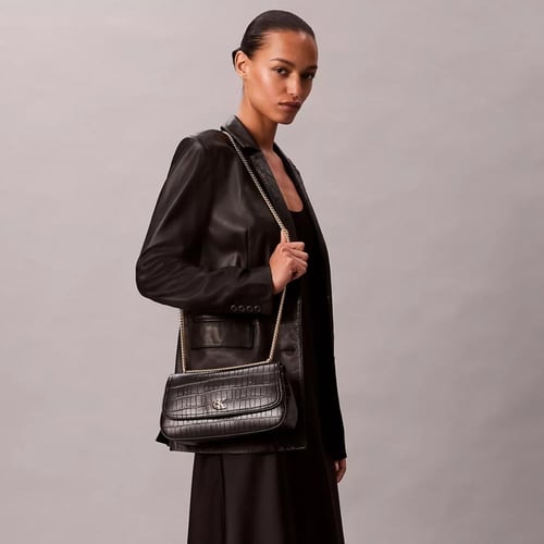 شنطة كتف كالفن كلاين لون اسود