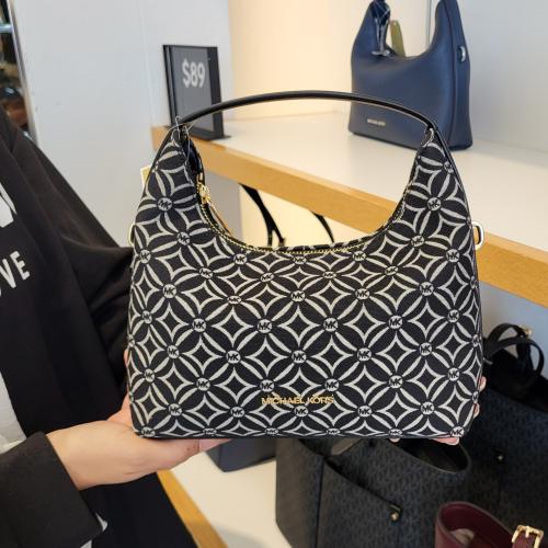 شنط مايكل كورس امبرا اسود