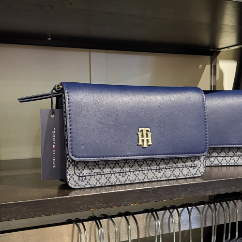 شنطة تومي هيلفيغر ميني كروس بودي