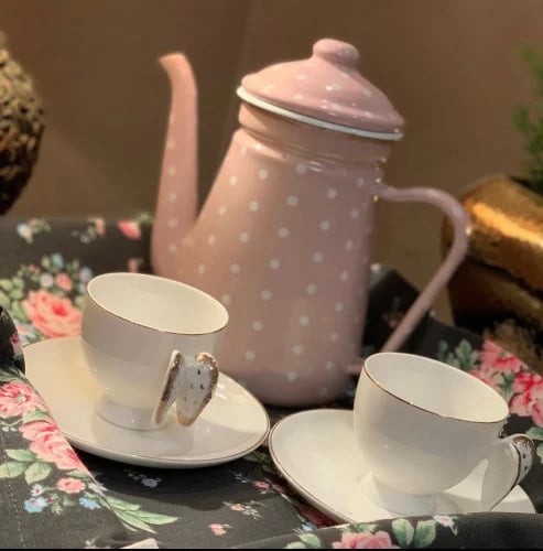 إبريق وردي منقط