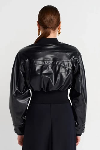 جاكيت بومبر قصير أسود - إطلالة عصرية وجريئة - قطعة...