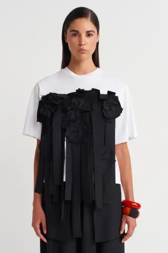 تيشيرت أبيض بتفاصيل زهور ثلاثية الأبعاد سوداء – تص...