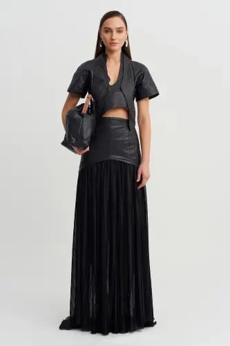 جاكيت جلد نسائي أسود قصير بسحاب وتصميم غير متماثل...