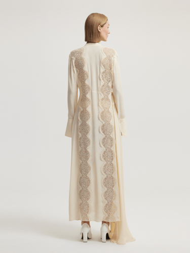 فستان طويل بتطريز دانتيل فاخر وكسرات جانبية - بيج...