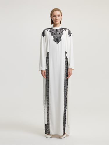 فستان أبيض بليسيه بتفاصيل دانتيل أسود فاخر- لإطلال...