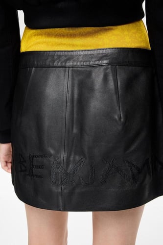 تنورة جلد - أسود - قصيرة بتطريز خلفي وجيوب جانبية...