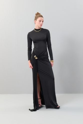 فستان ماكسي بفتحة عميقة مع إكسسوارات ذهبية - أسود...