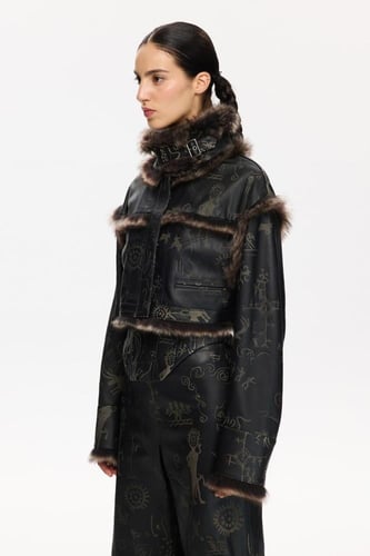 تألقي بالفخامة والأناقة مع السترة الجلدية السوداء...