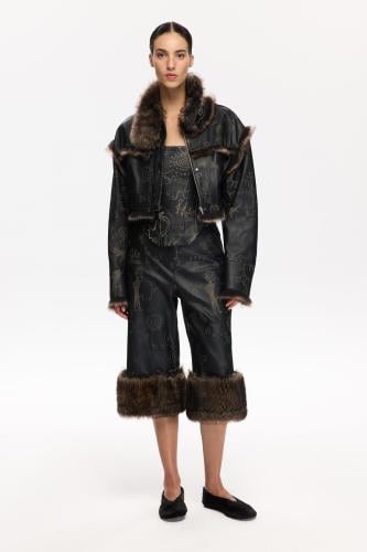 تألقي بالفخامة والأناقة مع السترة الجلدية السوداء...