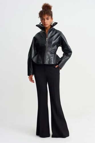 جاكيت أسود لامع ضيق بياقة عالية - إطلالة عصرية وجر...