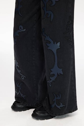 ارتدي الراحة والأناقة مع بنطال الجينز الأسود من Le...