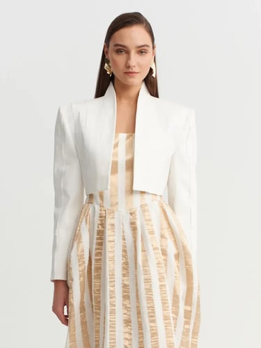 جاكيت قصير مرقع - أوف وايت - أناقة وتفاصيل دقيقة -...