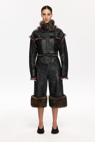 تألقي بالفخامة والأناقة مع السترة الجلدية السوداء...