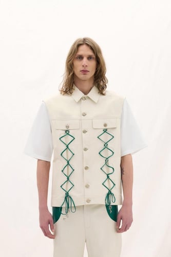 إغلاق بأزرار وجيوب جانبية على الجانبين وتفاصيل سلك...