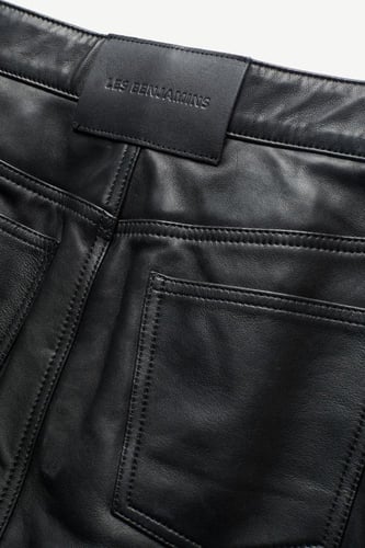 تنورة جلد - أسود - قصيرة بجيوب وعلامة جاكرون - نسا...