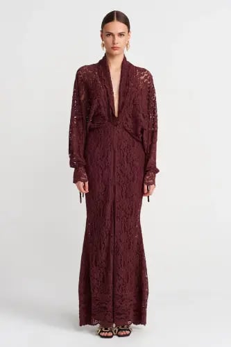 فستان طويل عنابي من الدانتيل بياقة عميقة – تصميم أ...