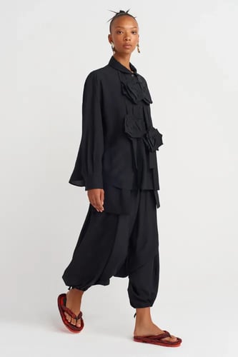 قميص أسود بتفاصيل زهرية فنية – تصميم عصري أنيق – ق...